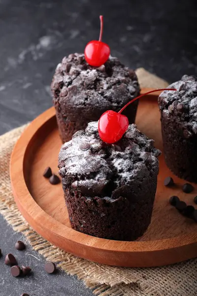 Schokoladen Muffin Mit Roter Kirsche Auf Holzbrett — Stockfoto
