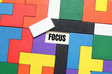 Renkli bulmacaya odaklan