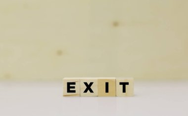 Tahta arkaplandaki küplerden çık.