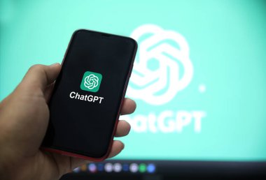 Adam elinde akıllı telefondan sohbet gpti 