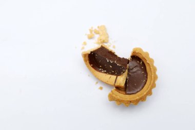 Beyaz arka planda fındıklı çikolatalı kurabiye..