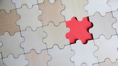 Tahta masa üzerindeki yapboz parçası, iş başarısı ve takım çalışması konsepti