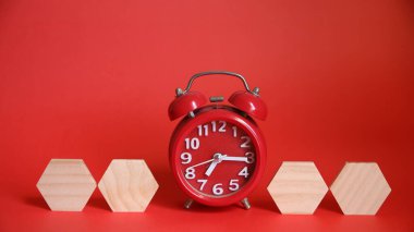 Kırmızı arkaplanda küpteki saat, zaman kavramı,