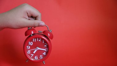 El ele tutuşan kırmızı alarm saati