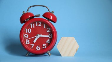 Çalar saat ahşap arka plan üzerinde. Zaman yönetimi kavramı