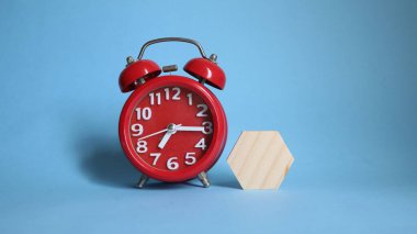 Masadaki çalar saat.