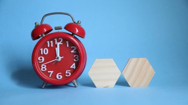 Gri arkaplanda tahta küpleri olan çalar saat