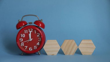 Siyah zemin üzerindeki tahta bloklarda kırmızı alarm saati