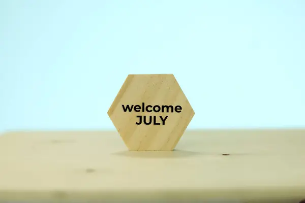 Altıgen blok üzerine yazılmış JULY Hoşgeldiniz