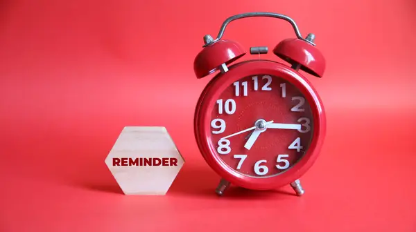 Beyaz arkaplandaki kırmızı alarm saatini hatırla..