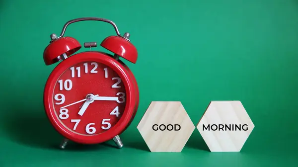 Beyaz bir arka planda günaydın çalar saat.