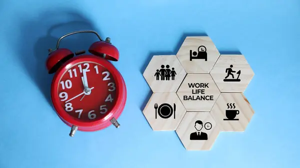 denge ve zaman. Mavi arka planda tahta bloklar. Zaman ve denge. iş kavramı.