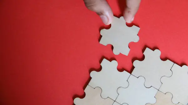 Elindeki bulmaca parçası.