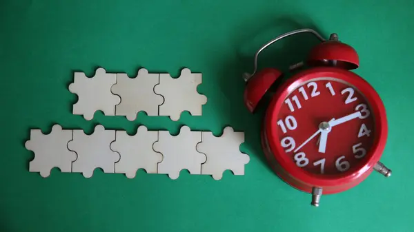 Zaman kavramı. Yeşil arkaplanı olan saat