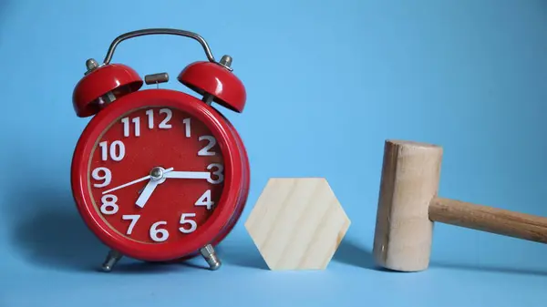 Alarm saati, kopyalama alanı olan tahta bloklar