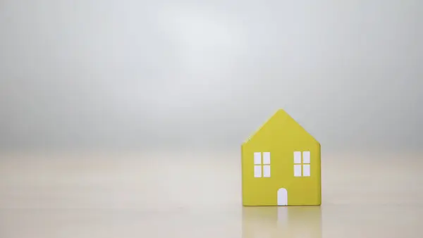 Yeşil ev oyuncak blokları izole edilmiş beyaz arka plan, küçük ahşap ev