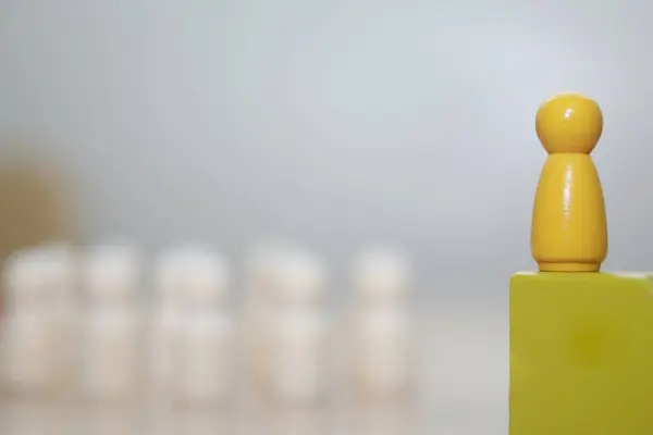 Tahta insan figürleri. Kariyer ve kişisel gelişim, iş motivasyonu. Liderlik kavramı. Farklı insanlar. Yeni fırsatlara koşun. Yetenek menajeri. İşe alım elemanı. Başarı, adım