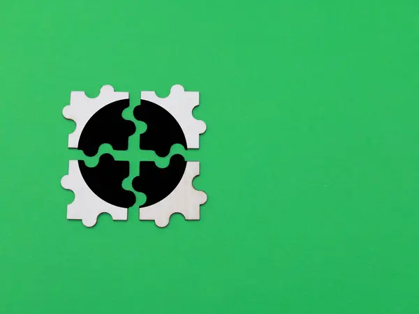  Mavi arka planda bir sehpada pasta grafiği ya da iş grafiği. Pazarlama ve pazar payı. İstatistik ve mali analiz.