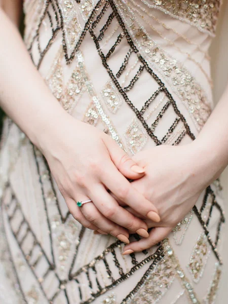 Νύφη Art Deco Φόρεμα Σφιγμένα Χέρια Της Βέρα Σμαράγδι Κρεμ — Φωτογραφία Αρχείου