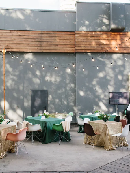 Banquete Casamento Tons Verdes Dourados Livre Bouquets Flores Cadeiras Coloridas — Fotografia de Stock