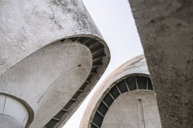 Gelecekçi beyaz beton bina, akan bina. Kyiv krematoryumu.