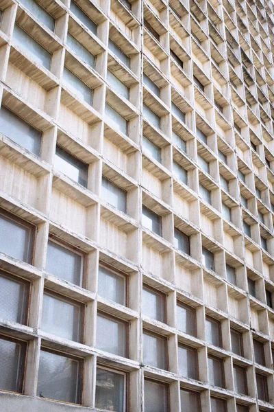 Fasada Futurystycznego Betonowego Białego Budynku Wieloma Oknami Komórkowymi — Zdjęcie stockowe