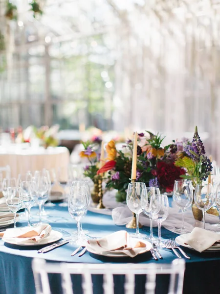 Hochzeitsbankett Tischdekoration Blau Und Weiß Vordergrund Stehen Weiße Teller Mit — Stockfoto
