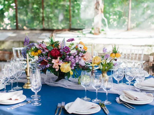Servieren Eines Hochzeitsbanketts Gewächshaus Auf Einer Blauen Tischdecke Ein Strauß — Stockfoto