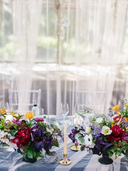 Serviert Banketttisch Gewächshaus Blumensträuße Ein Glas Wein Gerichte Stehen Auf — Stockfoto