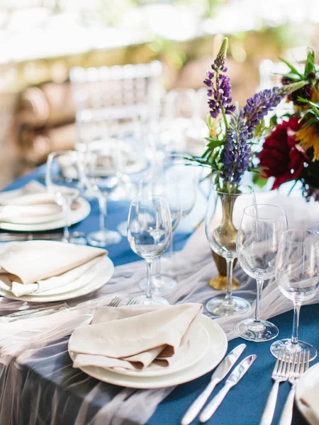 Hochzeitsbankett Tischdekoration Blau Und Weiß Vordergrund Stehen Weiße Teller Mit — Stockfoto