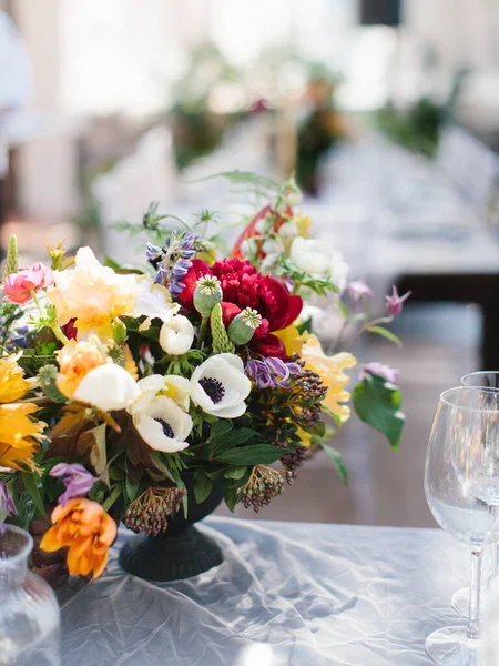 Helle Sträuße Exotischer Blumen Stehen Auf Dem Tisch Weingläser Sind — Stockfoto