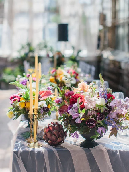 Helle Sträuße Exotischer Blumen Stehen Auf Dem Tisch Neben Weißen — Stockfoto