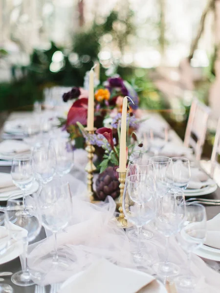 Servieren Und Dekorieren Der Hochzeitstafel Vordergrund Stehen Weingläser Kerzen Kerzenständern — Stockfoto