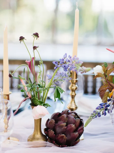 Hochzeitsdekor Sanften Farben Kerzen Goldenen Kerzenständern Wilde Blumen Einer Goldenen — Stockfoto