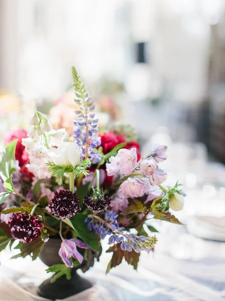 Bouquet Sanften Farben Auf Weißem Hintergrund Weiße Rosen Pfingstrosen Blaues — Stockfoto