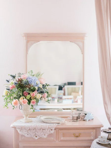 Women Pink Dressing Table Vintage Style Mirror Dressing Table Bouquet — Stock Photo, Image