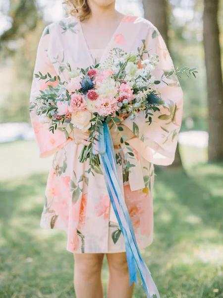 Eine Braut Rosa Gewand Hält Garten Einen Hochzeitsstrauß Mit Echeveria — Stockfoto