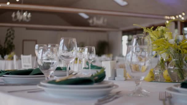 Esküvői Dekoráció Esküvőnapi Rendezvény Szervezés Asztalterítő Dekoráció Gyönyörűen Felszolgált Bankett — Stock videók