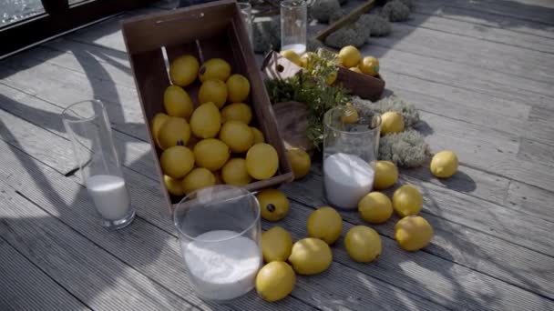 Hochzeitsdekor Der Zeremonienbereich Ist Stilvoll Mit Zitronen Und Kerzen Dekoriert — Stockvideo