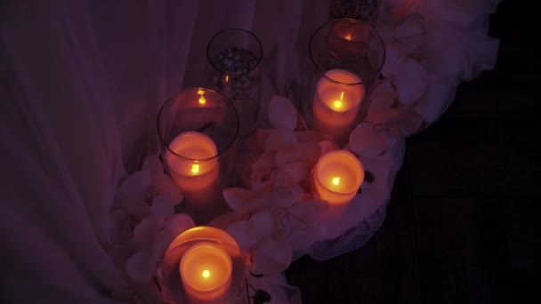 Ein Satz Brennender Weißer Kerzen Kerzen Vasen Dekorative Verzierung Mit — Stockvideo