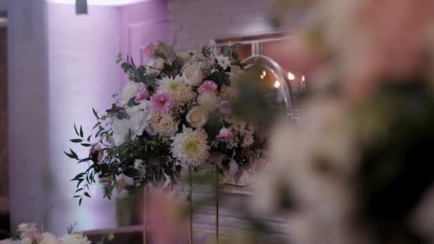結婚式のテーブルの上のフラワーアレンジメント 結婚式のための装飾的でエレガントな装飾が施された白い色の結婚式テーブル — ストック動画
