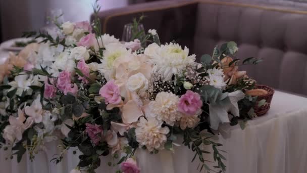 Bloemenarrangement Trouwtafel Witte Kleur Bruiloft Tafel Versierd Met Decoratieve Elegante — Stockvideo
