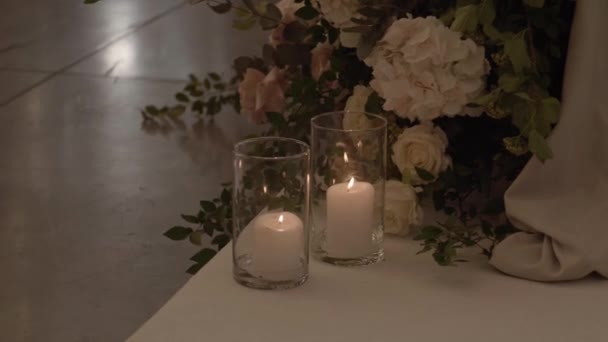 Detalhes Interior Salão Banquete Decoração Casamento Com Velas Mesa Luzes — Vídeo de Stock