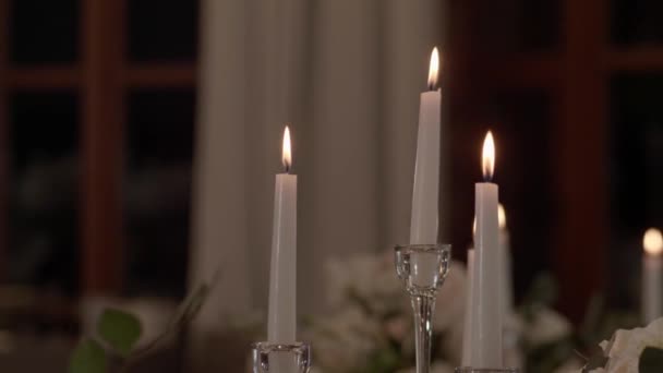 Beyaz Yuvarlak Sert Mumlar Masanın Üzerindeki Şamdanların Üzerinde Duruyor Parlak — Stok video