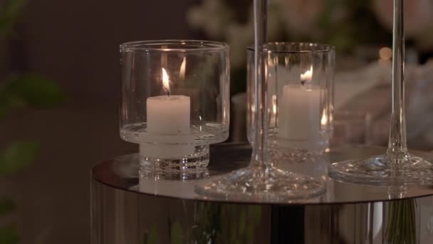 Details Inneren Des Bankettsaals Hochzeitsdekor Mit Kerzen Auf Dem Tisch — Stockvideo