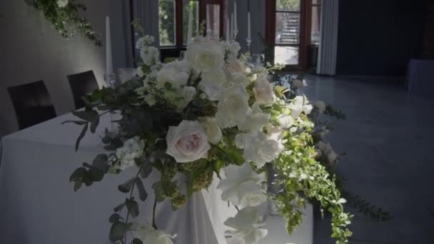 Bloemenarrangement Trouwtafel Bruiloft Tafel Decor Lichte Kleuren Floristische Composities Van — Stockvideo