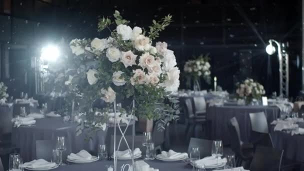 Düğün Masasında Çiçek Aranjmanı Düğün Masası Dekoru Açık Renklerde Çiçeksel — Stok video