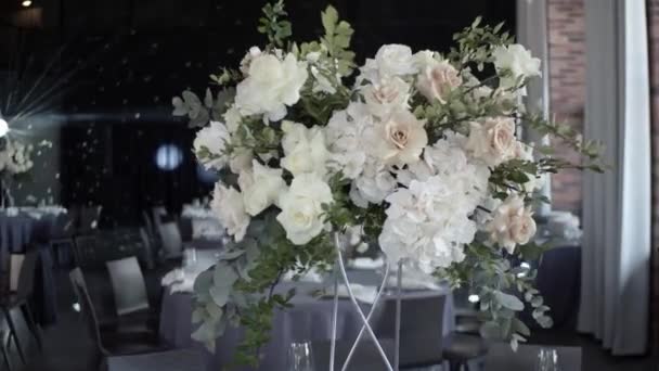 Blomsterarrangemang Bröllopsbordet Bröllopsbord Inredning Ljusa Färger Floristiska Sammansã Ttningar Rosor — Stockvideo