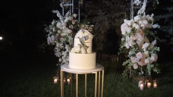 지역에서의 케이크를 클로즈업하는 하얗고 케이크에 창조적 디오르 정원은 파티를 장식되어 — 비디오