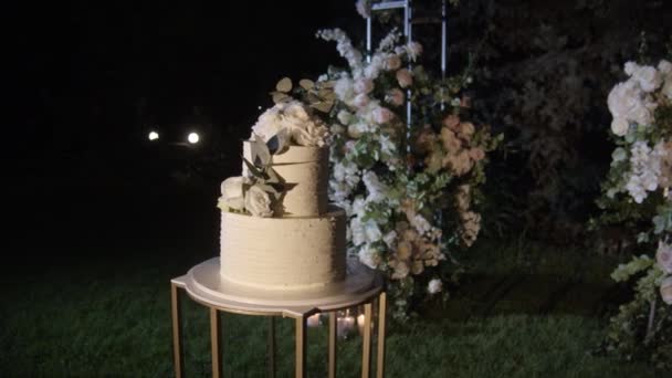 Bruidstaart Ceremoniële Zone Close Witte Roze Bruidstaart Met Creatief Decor — Stockvideo